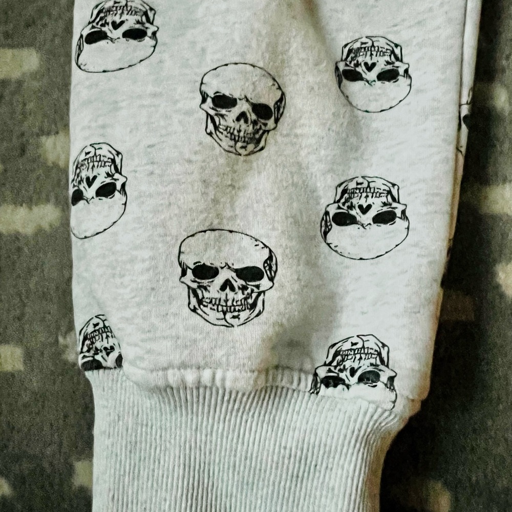 Women’s Jogger Lounging Set, Heather Gray with Skull Print, Cotton Blend, Sz-XL - Picture 11 of 13
